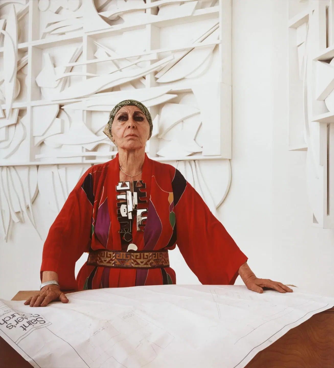 Louise Nevelson by Hans Namuth (1977).
Photo: © Hans Namuth Ltd. © 2020 Estate of Louise Nevelson / Artists Rights Society (ARS), New York.